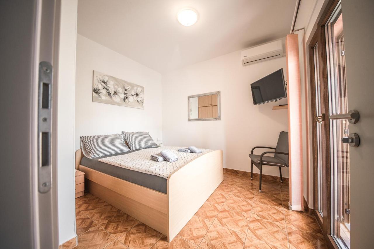 Apartments And Rooms By The Sea Vrsi - Mulo, Zadar - 5848 Kültér fotó
